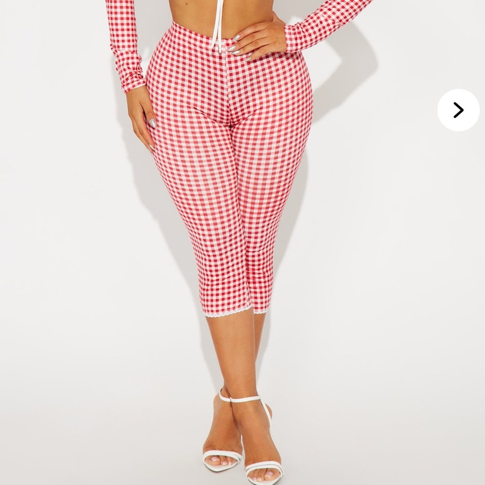 Chic Red Gingham Women's Capris
